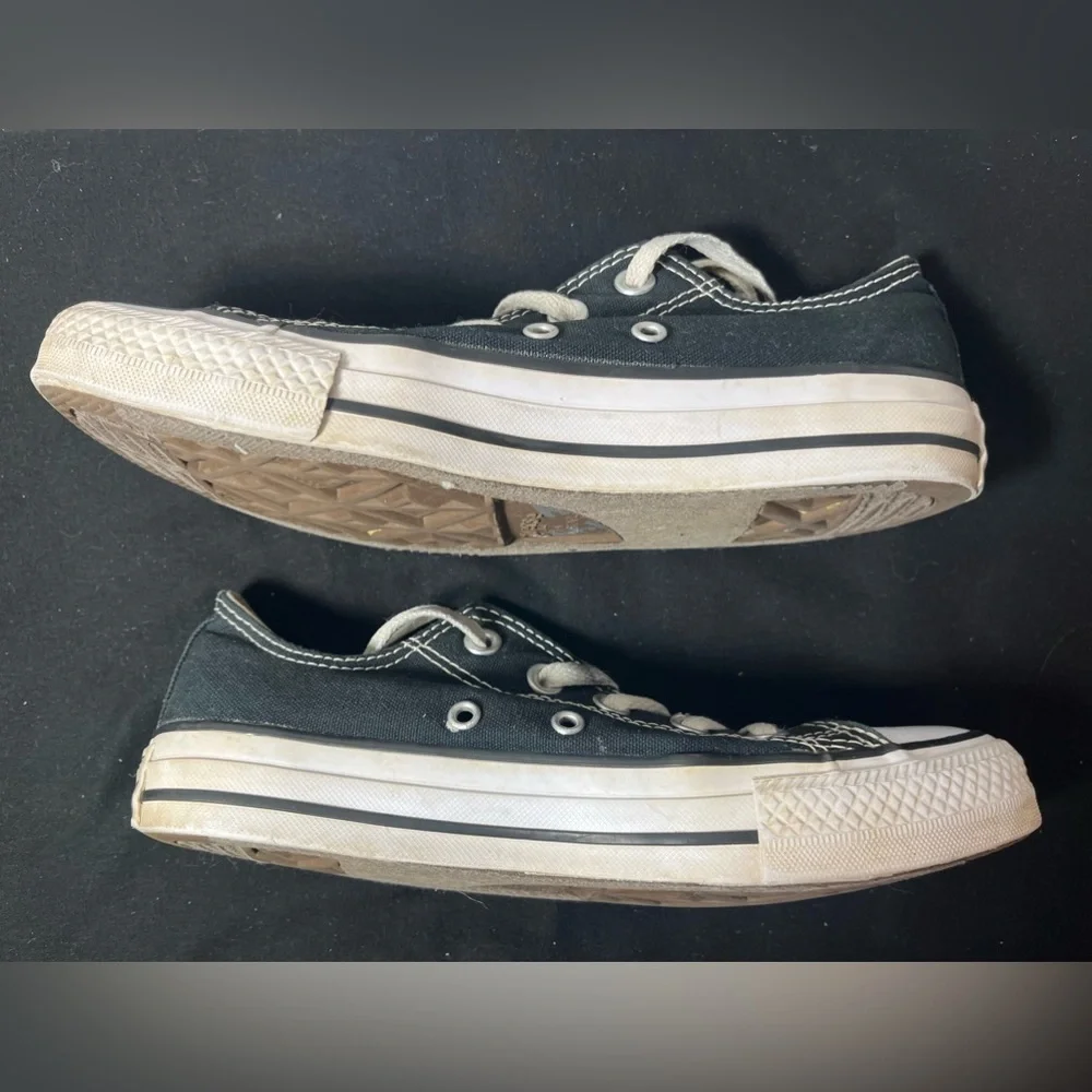 Converse Low Tops Shoes - Black & White - Women’s Size 6 & Men’s Size 4 - Picture 5 of 12